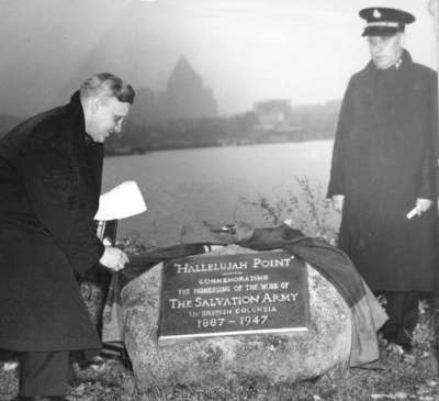 Colonel William Dray unveils the Hallelujah Point plaque commemorating 60 years of Salvation Army service (AM54 - MON P120)
