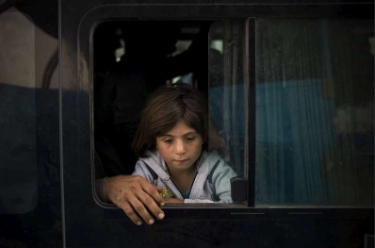 A young Syrian girl from Kobani arriving at the Ibrahim Kahlil Border Crossing in Iraq after travelling by bus from Turkey. UNHCR / D. Nahr